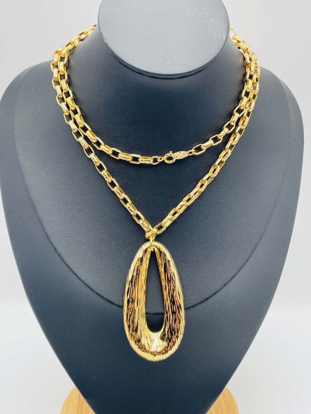 VTG Napier Hammered Gold Tone Oval Pendant 28" Chunky Paper Clip Chain Necklace